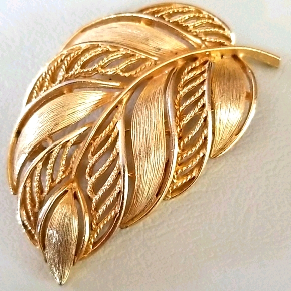 Vintage Signed LISNER Goldtone Leaf Brooch - Picture 4 of 15
